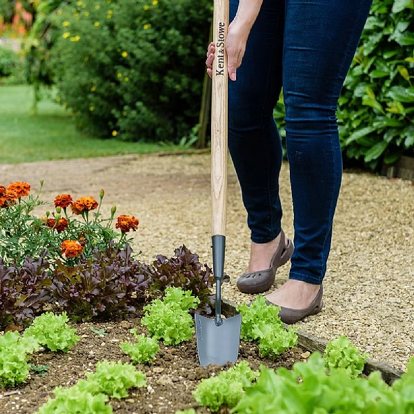 Kent & Stowe Carbon Steel Long Handled Trowel 2 Kent & Stowe Carbon Steel Long Handled Trowel - Image 2